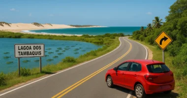 Paisagem de estrada costeira em Sergipe com Lagoa dos Tambaquis e Praia do Saco ao fundo, incluindo veículos, sinalização e vegetação típica, ilustrando como chegar ao destino.